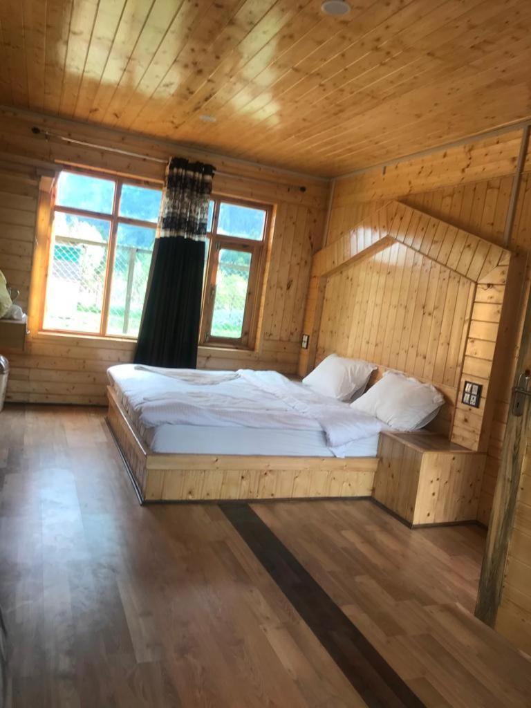 Pine Palace Resort Пахалгам Экстерьер фото