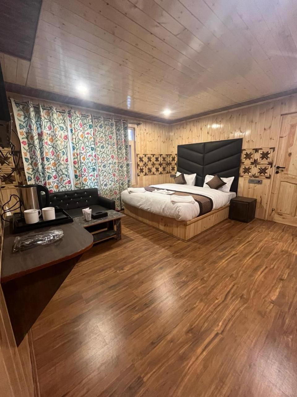 Pine Palace Resort Пахалгам Экстерьер фото
